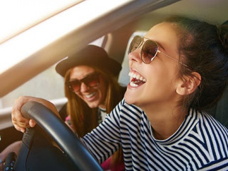 Frauen-Auto-Lachen-220584100-AS-Flamingo-Images