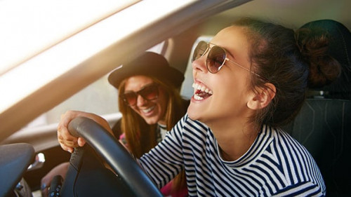 Frauen-Auto-Lachen-220584100-AS-Flamingo-Images