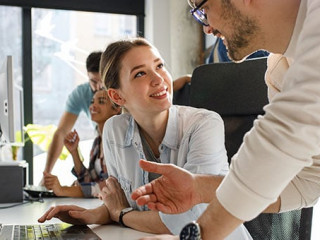 Kollegen-Buero-326780445-AS-BalanceFormCreative