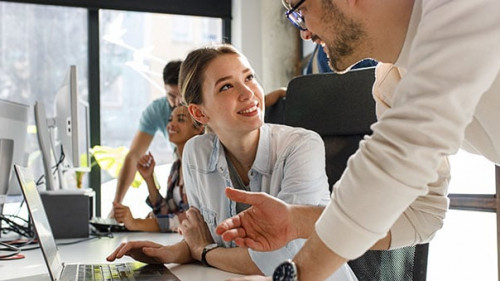 Kollegen-Buero-326780445-AS-BalanceFormCreative