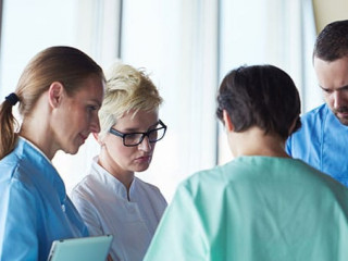 Krankenhaus-Personal-96503676-AS-shock