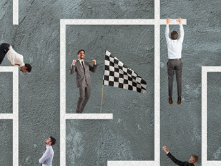 Anzugtraeger-Labyrinth-159251583-FO-alphaspirit