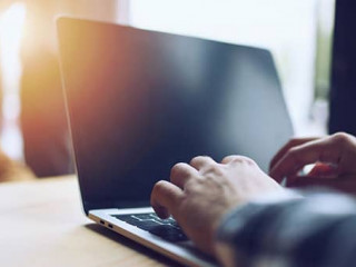 Haende-Laptop-287649444-AS-alphaspirit