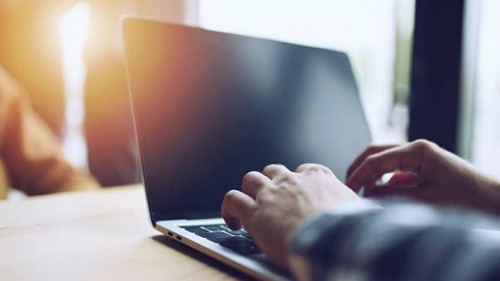 Haende-Laptop-287649444-AS-alphaspirit