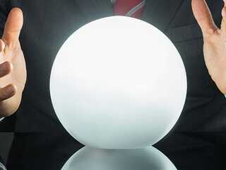 Anzugtraeger-Glaskugel-105655714-FO-Andrey-Popov