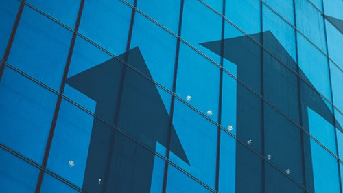 Glasfassade-Pfeile-376786558-AS-gesrey