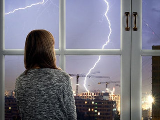 Frau-Fenster-Unwetter-164031982-AS-kozorog