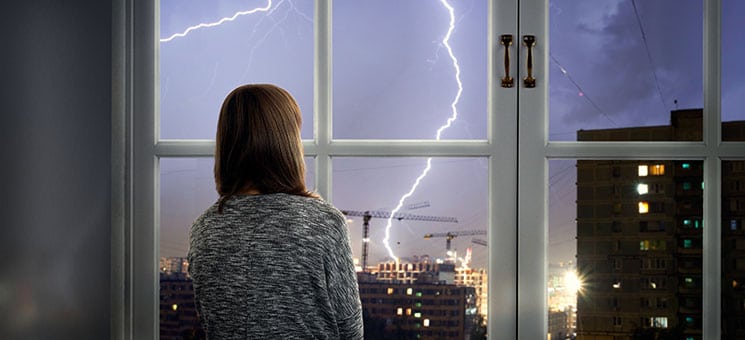 Frau-Fenster-Unwetter-164031982-AS-kozorog
