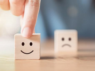 Hand-Kloetze-Laecheln-220680835-AS-oatawa