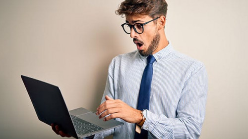 Anzugtraeger-erstaunt-Laptop-343325534-AS-Krakenimages-com