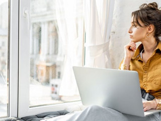 Frau-Laptop-Fenster-334384536-AS-rh2010