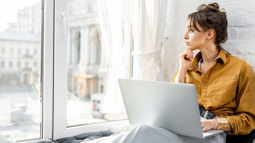 Frau-Laptop-Fenster-334384536-AS-rh2010