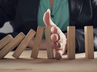 Frau-Dominos-266895338-AS-alphaspirit