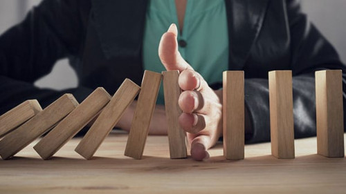 Frau-Dominos-266895338-AS-alphaspirit