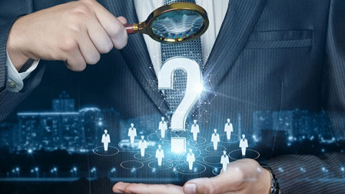 Anzugtraeger-Lupe-Fragezeichen-286358041-AS-natali-mis