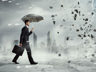 Anzugtraeger-Schirm-Sturm-152335823-AS-Sergey-Nivens