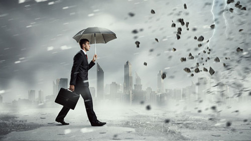 Anzugtraeger-Schirm-Sturm-152335823-AS-Sergey-Nivens