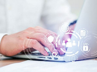 Haende-Laptop-243651792-AS-chinnarach