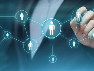 Anzugtraeger-Maennchen-177368510-AS-Sikov