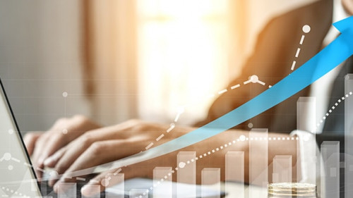 Anzugtraeger-Laptop-Pfeil-328893744-AS-Blue-Planet-Studio