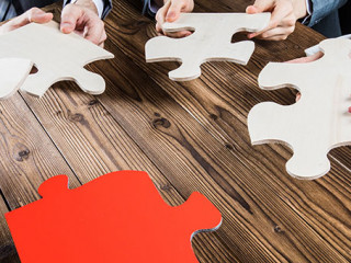 Anzugtraeger-Puzzle-223978700-AS-yellowj