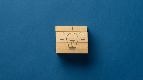 Gluehbirne-Holzkloetze-313593205-AS-Gajus