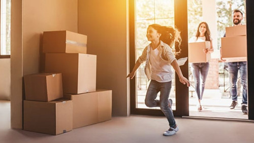 Familie-Einzug-163124302-AS-Vasyl