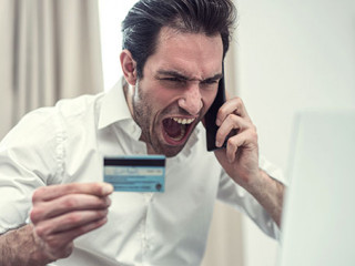Mann-Bankkarte-Telefon-wuetend-335119429-AS-Teodor-Lazarev