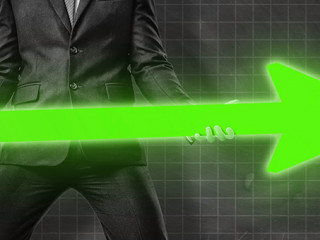 Anzugtraeger-haelt-Pfeil-260077383-AS-gearstd