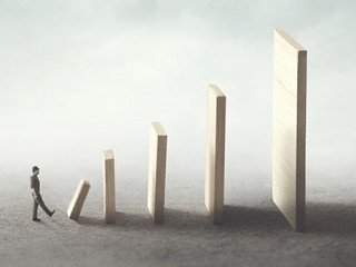 Mann-Dominos-229205360-AS-fran-kie