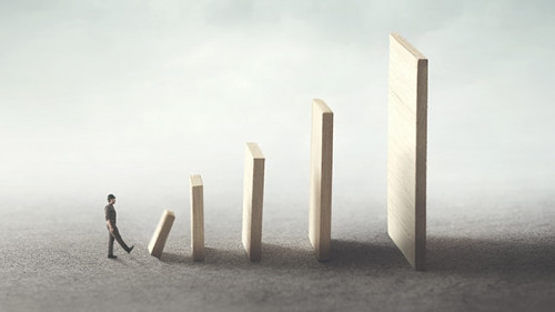 Mann-Dominos-229205360-AS-fran-kie