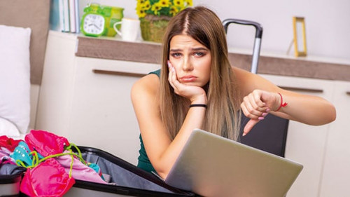 Frau-ungluecklich-Gepaeck-220589053-AS-Elnur