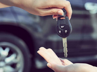 Uebergabe-Autoschluessel-207691168-AS-sitthiphong