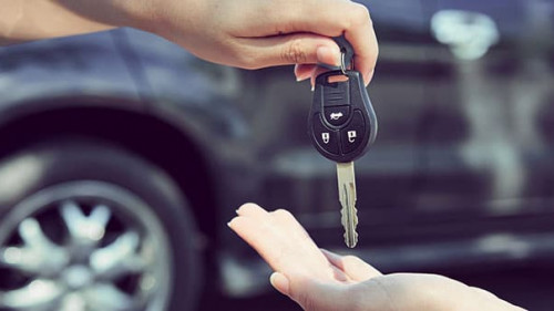 Uebergabe-Autoschluessel-207691168-AS-sitthiphong