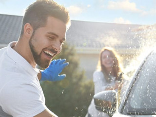 Paar-waescht-Auto-300476776-AS-New-Africa