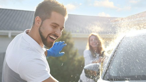 Paar-waescht-Auto-300476776-AS-New-Africa