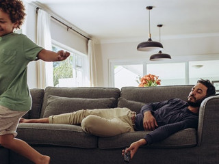 Vater-Kind-daheim-256653739-AS-Jacob-Lund