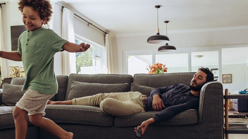 Vater-Kind-daheim-256653739-AS-Jacob-Lund