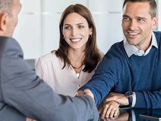 Berater-Paar-Handshake-183730420-AS-Rido