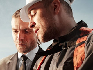 Anzugtraeger-Bauarbeiter-274470934-AS-sidorovstock