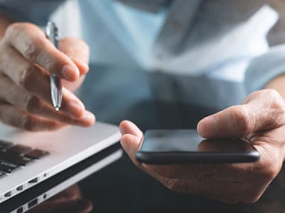 Anzugtraeger-Laptop-Smartphone-330022964-AS-tippapatt