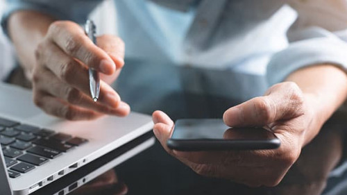 Anzugtraeger-Laptop-Smartphone-330022964-AS-tippapatt