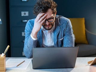 Anzugtraeger-Buero-verzweifelt-331243322-AS-StockPhotoPro