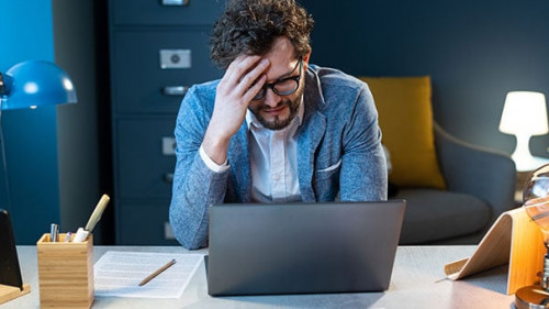 Anzugtraeger-Buero-verzweifelt-331243322-AS-StockPhotoPro