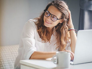 Frau-Laptop-Laecheln-313745225-AS-olezzo