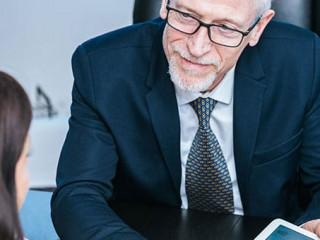 Frau-Anzugtraeger-182062080-AS-thodonal