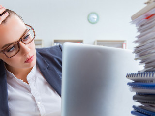 Anzugtraegerin-verzweifelt-Bericht-292600763-AS-Elnur