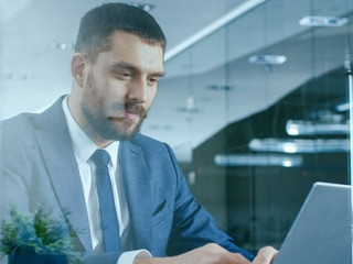 Anzugtraeger-Laptop-Glas-209551263-AS-Gorodenkoff