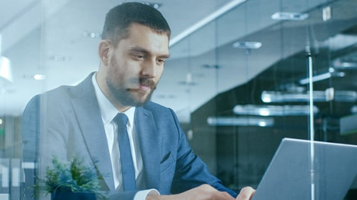 Anzugtraeger-Laptop-Glas-209551263-AS-Gorodenkoff