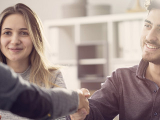 Paar-Berater-Handschlag-189343748-AS-sebra